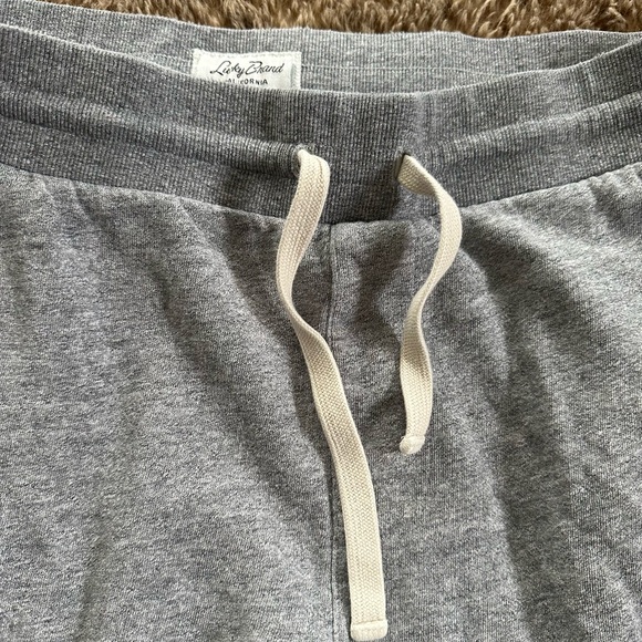 Lucky Brand grey jogger sweatpants
Men’s size large 
Some distressing and holes - Picture 4 of 8